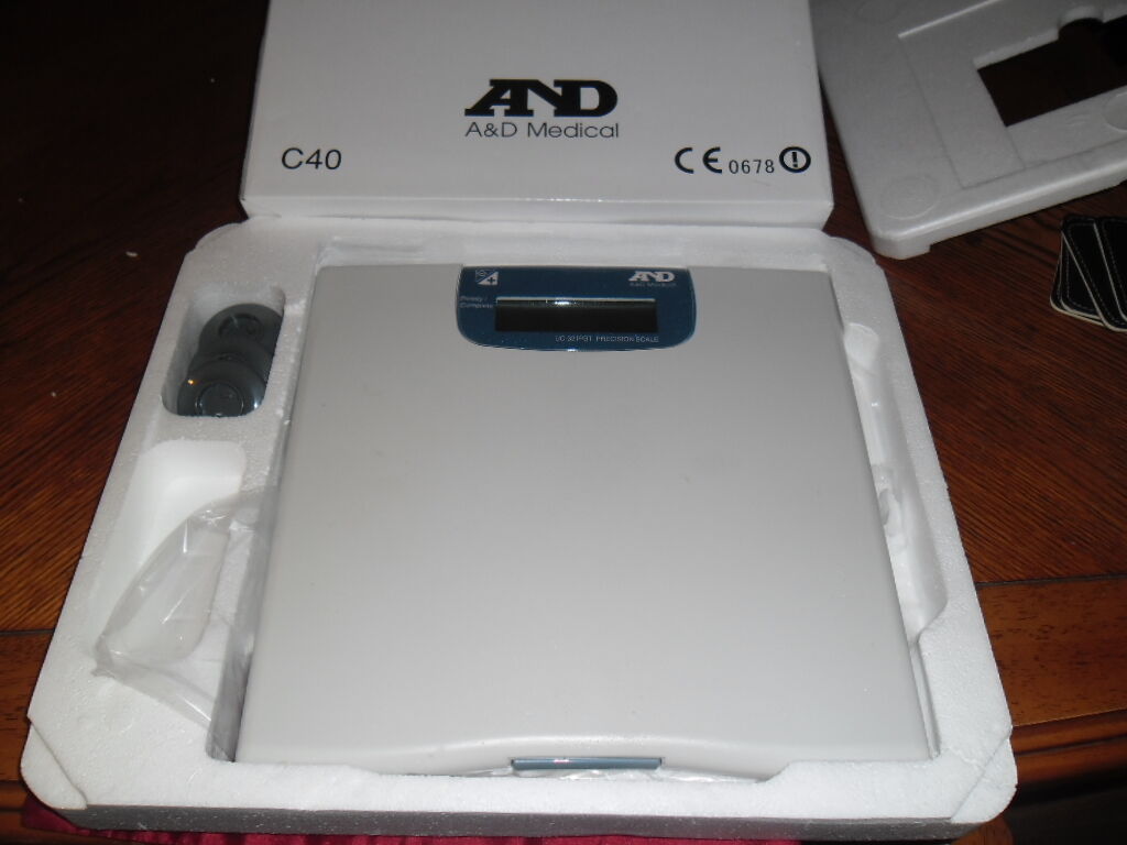 A AND D MEDICAL UC-321PBT BLUETOOTH PRECISION PERSONAL HEALTH SCALE