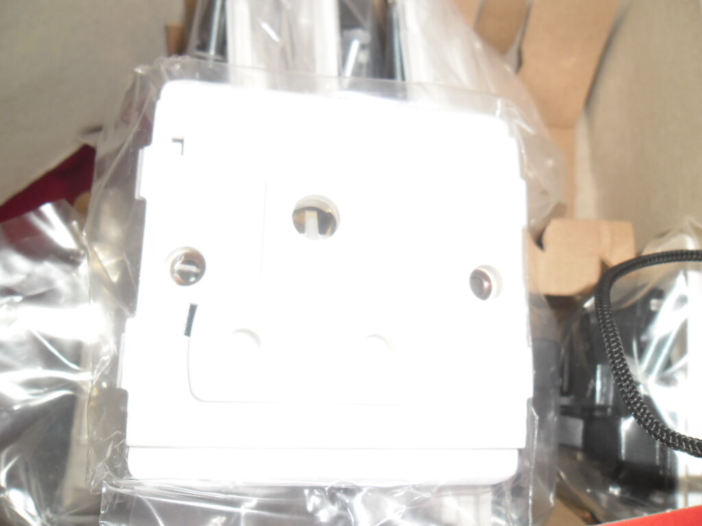 Legrand mosaic 741 22 2p+ 15a switched socket 1 gang bs